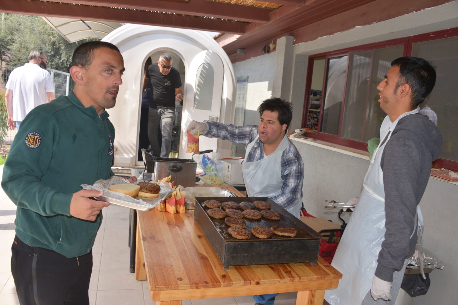 ארוחת המבורגרים במכללה לכישורי חיים