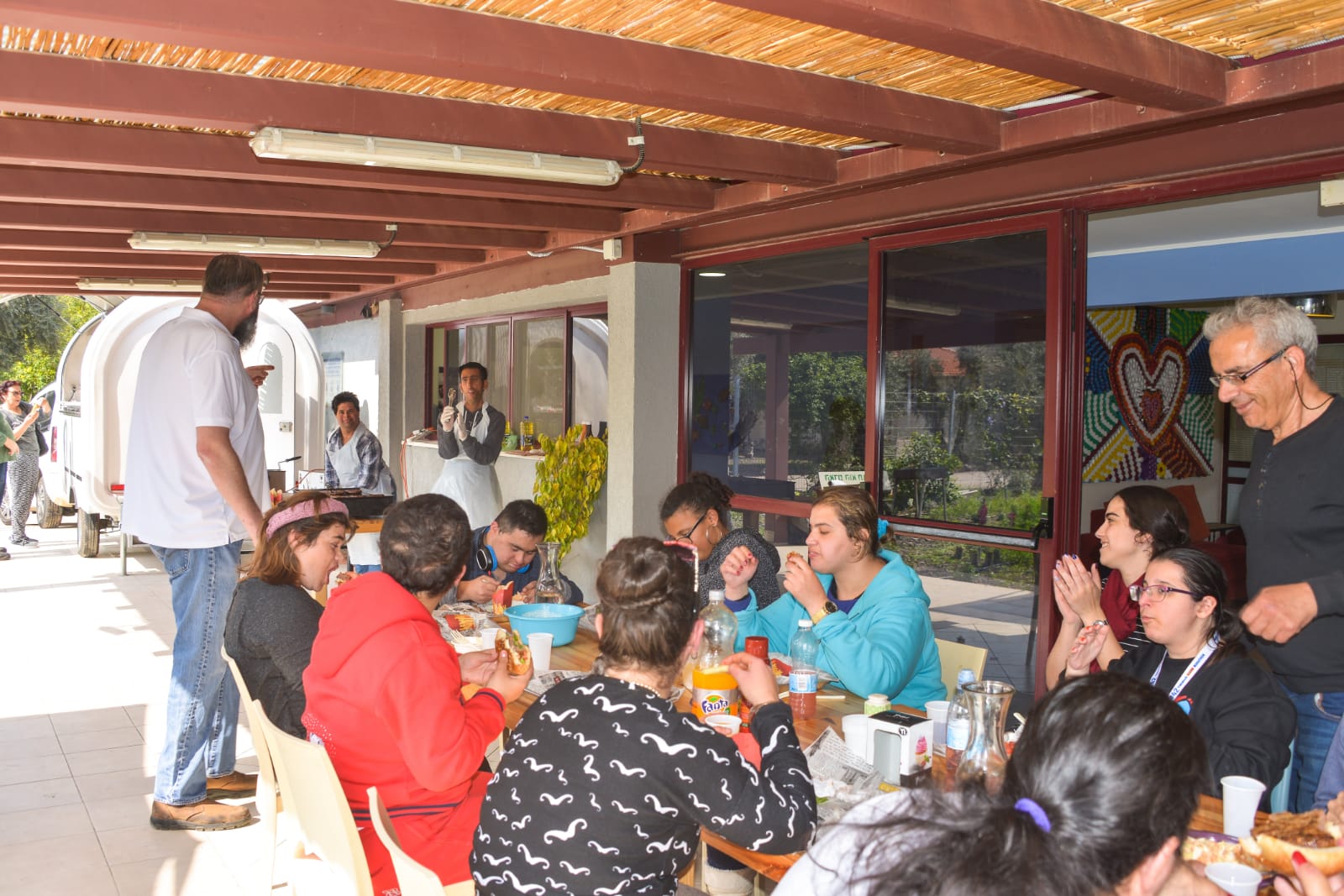 ארוחת המבורגרים במכללה לכישורי חיים