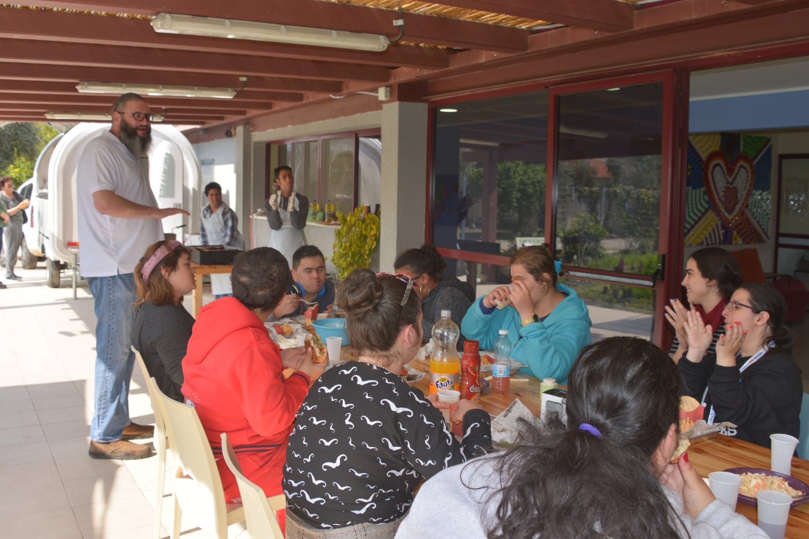 ארוחת המבורגרים במכללה לכישורי חיים