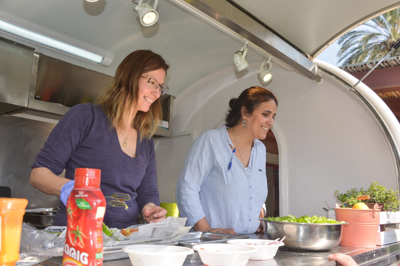 ארוחת המבורגרים במכללה לכישורי חיים