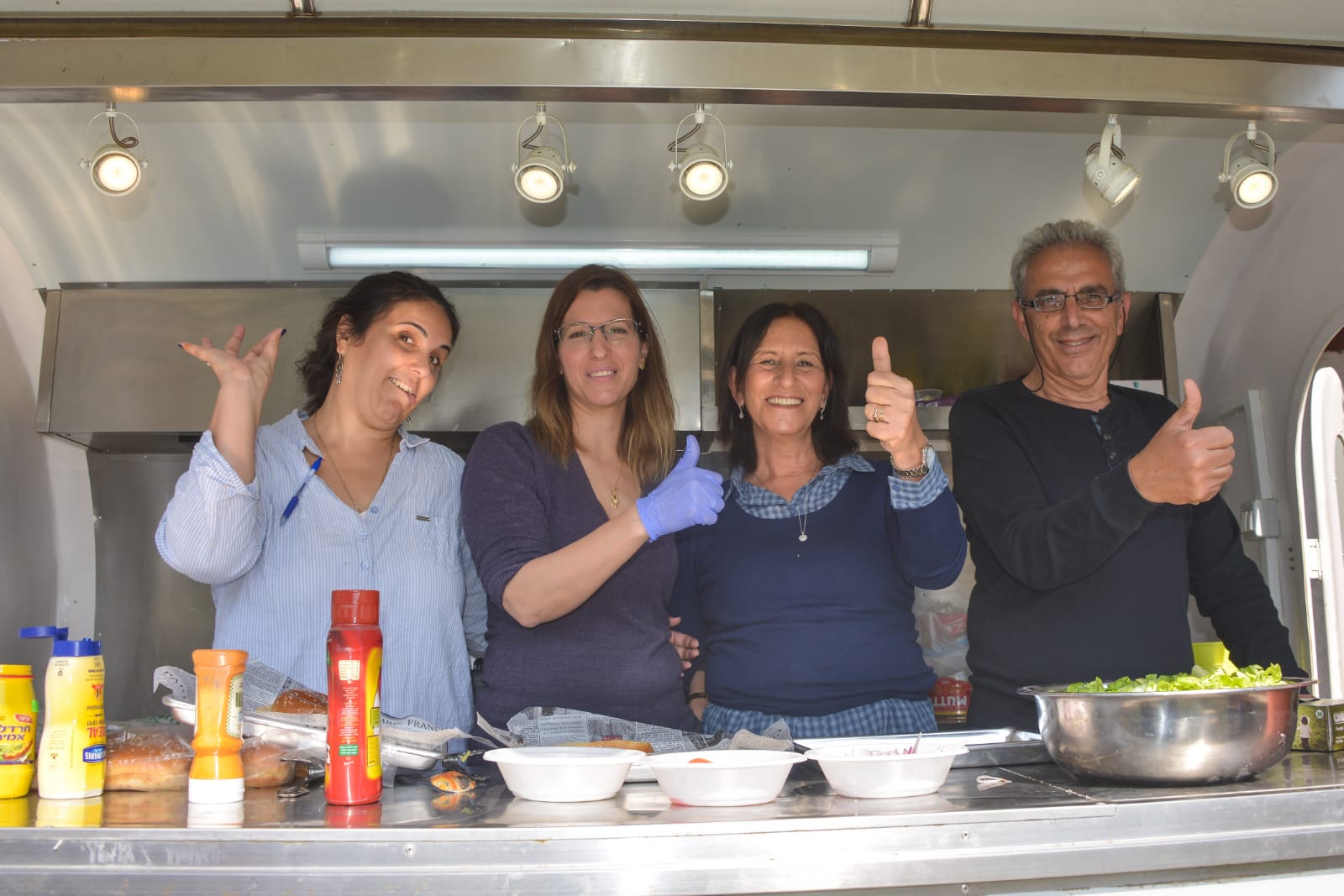 ארוחת המבורגרים במכללה לכישורי חיים