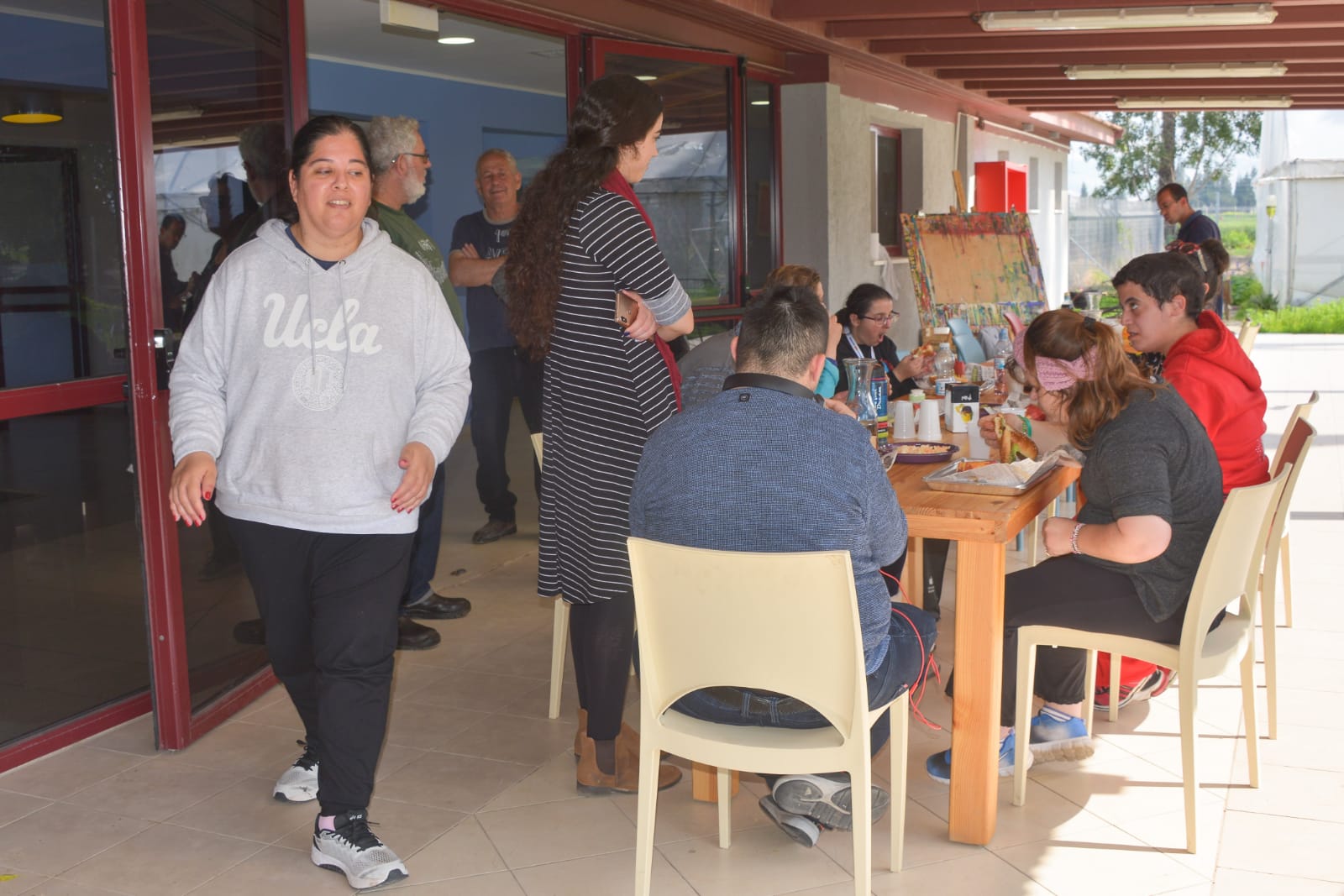 ארוחת המבורגרים במכללה לכישורי חיים