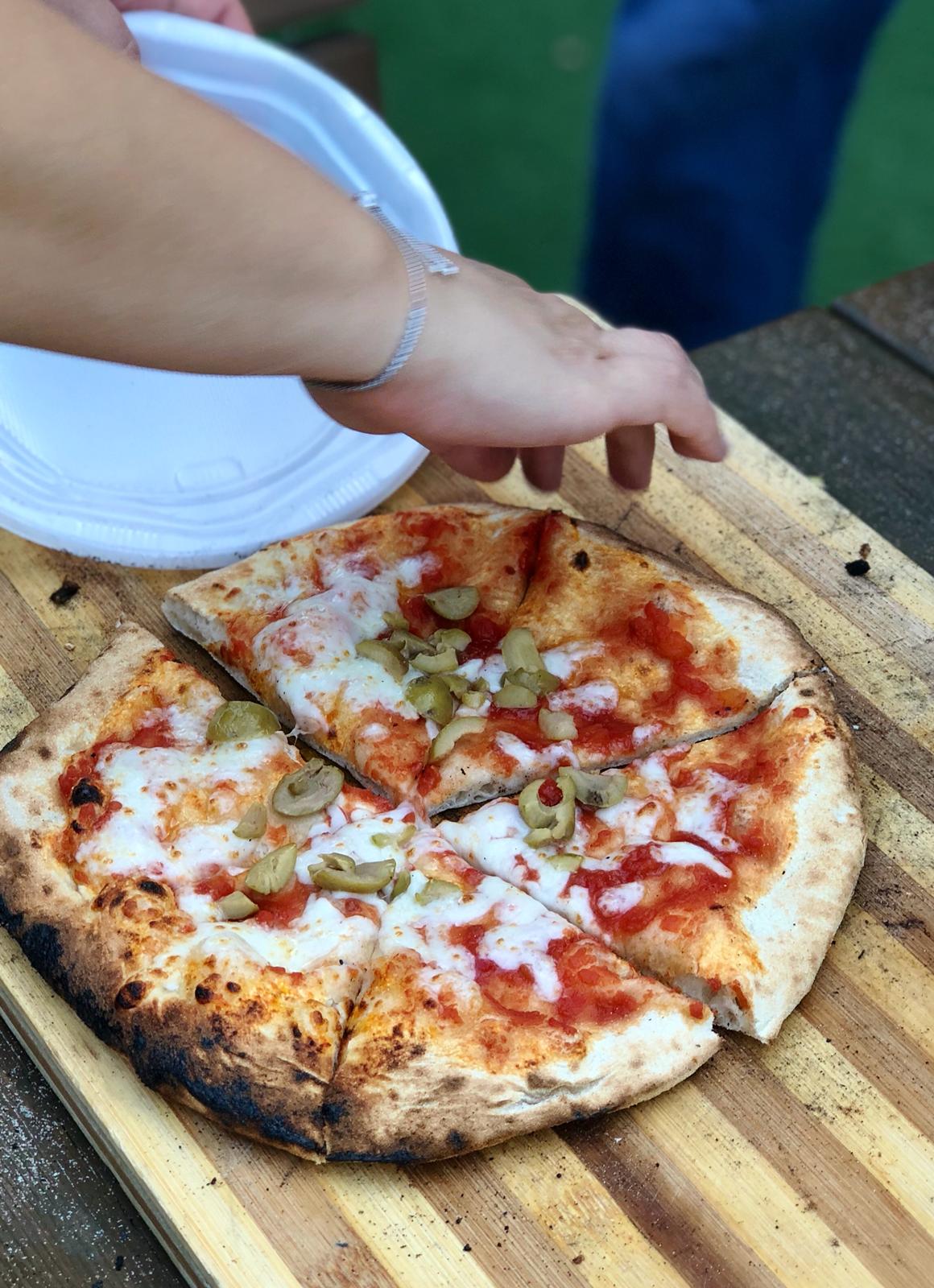 פיצה עם אוטיסטים בוגרים ואחיהם