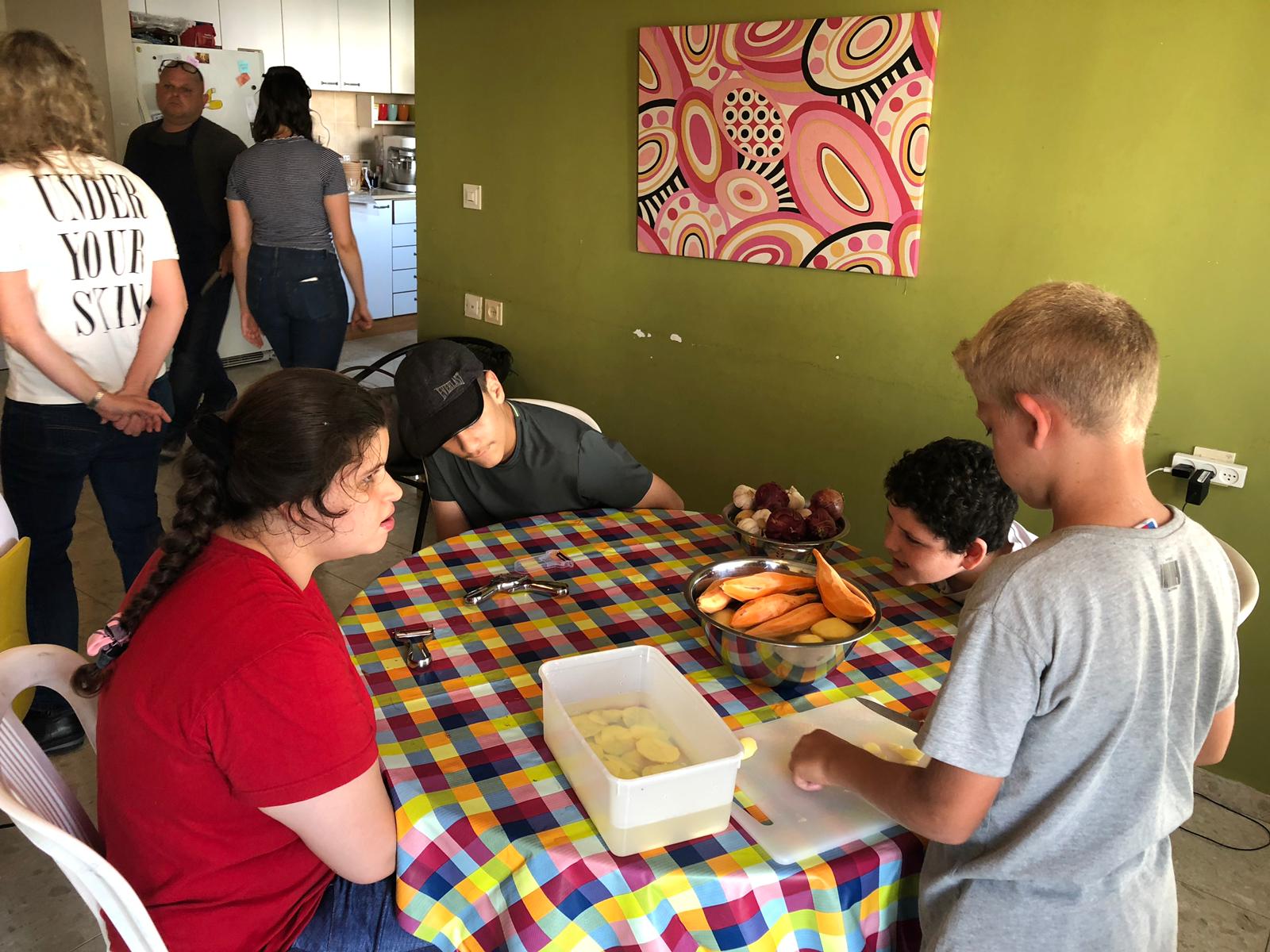 ילדי פרוייקט כפתור והשף איל לביא