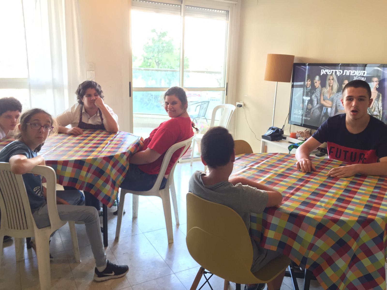 ילדי פרוייקט כפתור והשף איל לביא