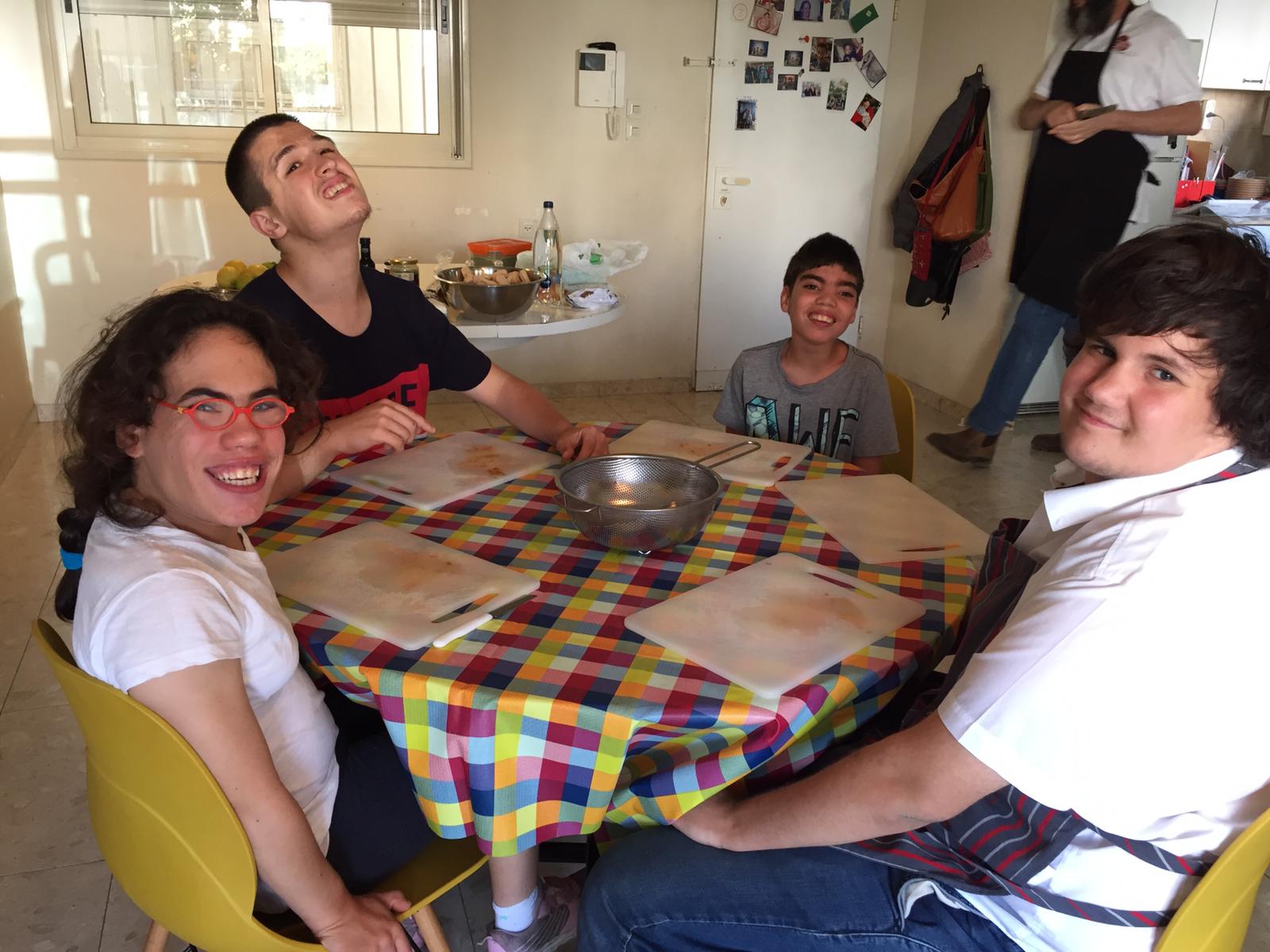 ילדי פרוייקט כפתור והשף איל לביא