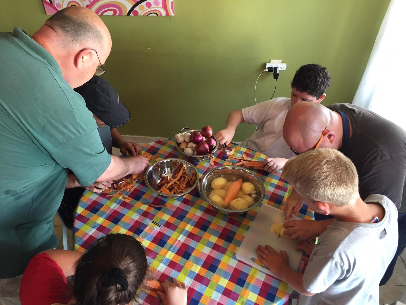 ילדי פרוייקט כפתור והשף איל לביא