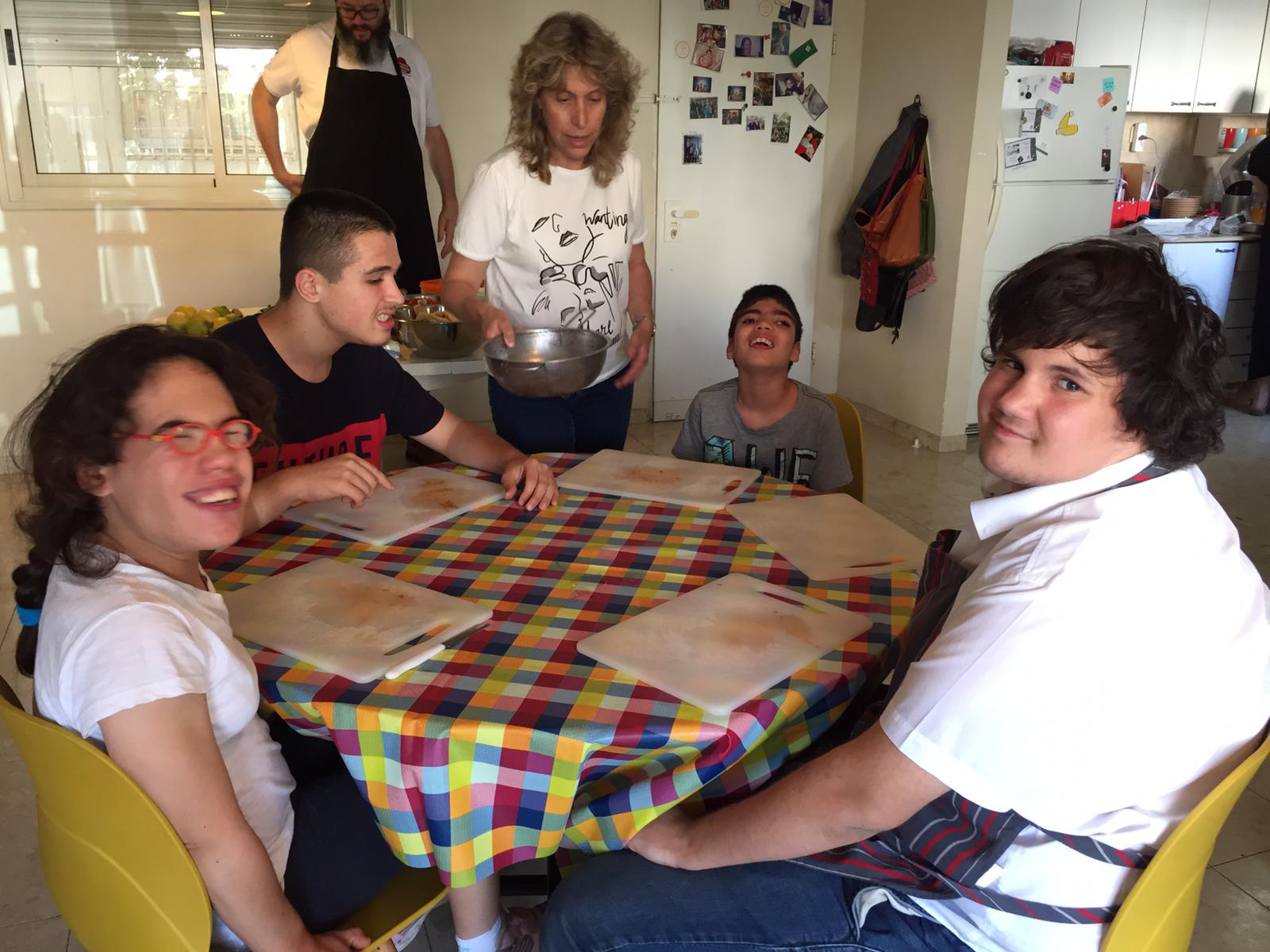 ילדי פרוייקט כפתור והשף איל לביא