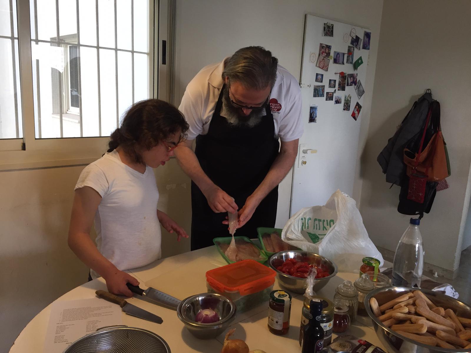 ילדי פרוייקט כפתור והשף איל לביא