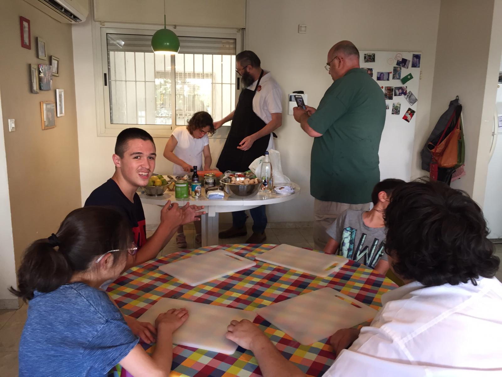 ילדי פרוייקט כפתור והשף איל לביא