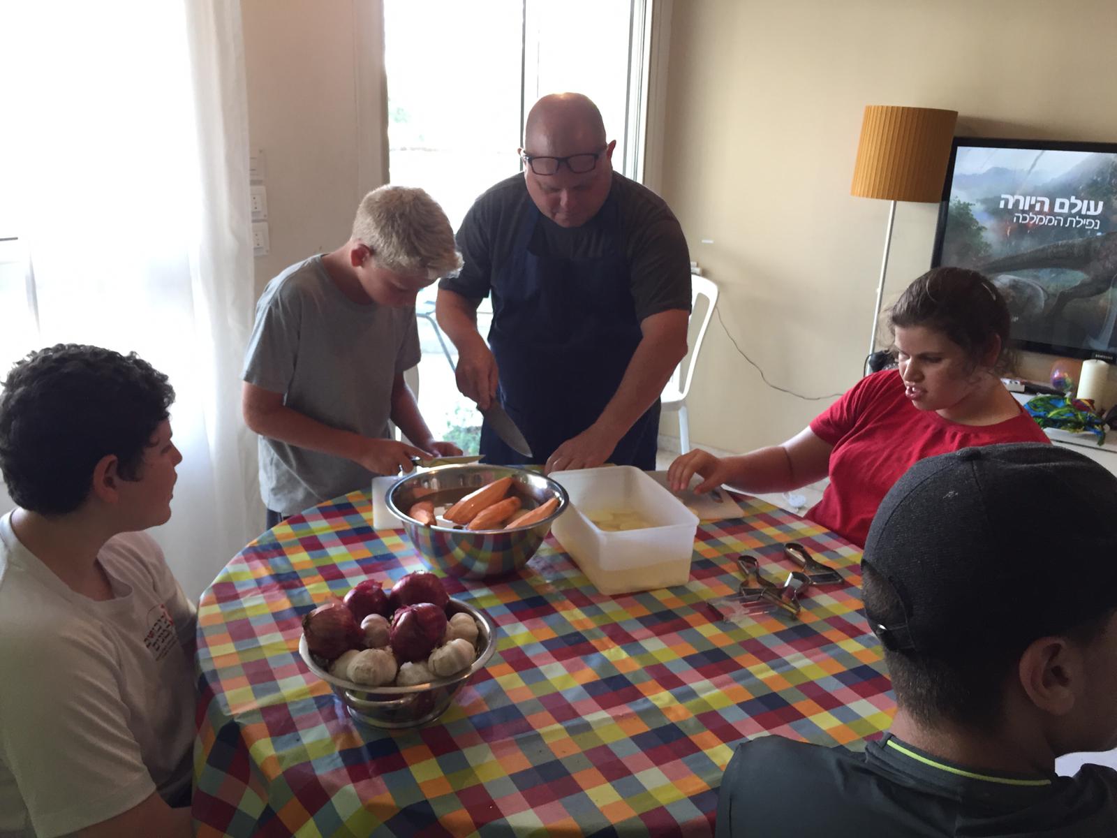 ילדי פרוייקט כפתור והשף איל לביא