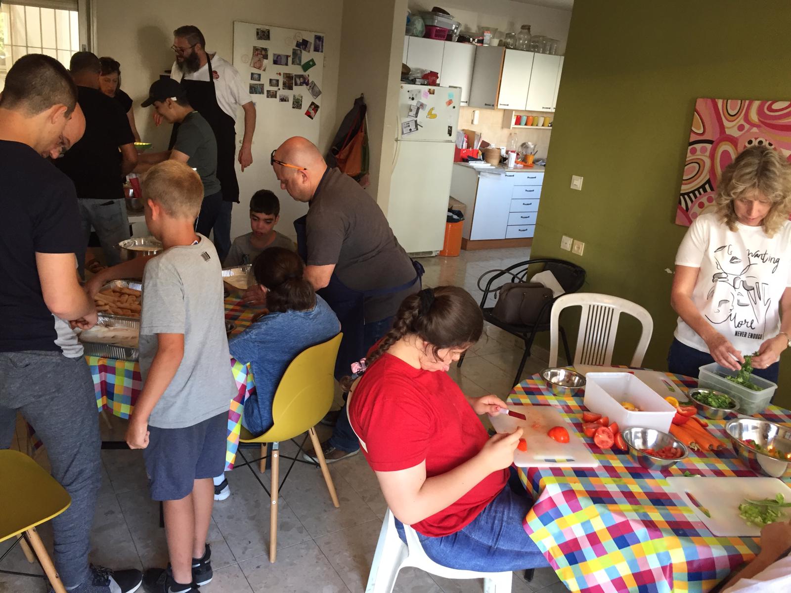 ילדי פרוייקט כפתור והשף איל לביא