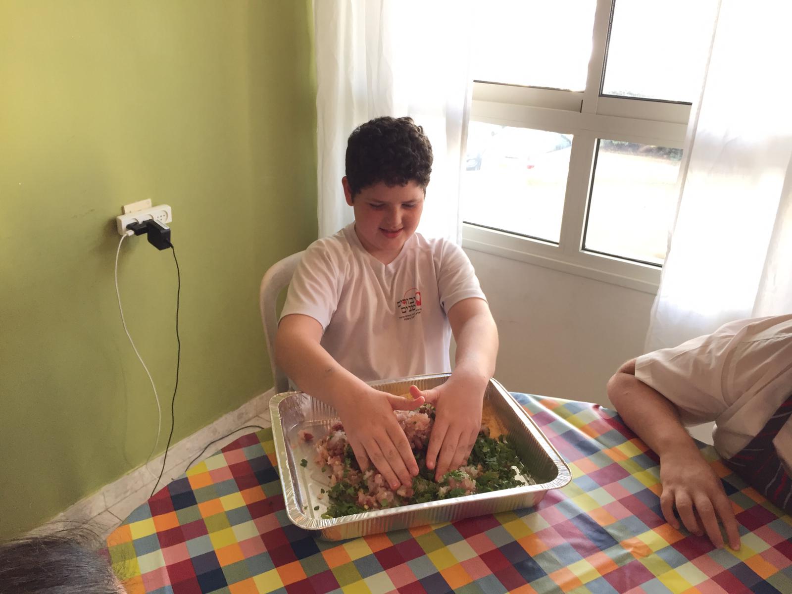 ילדי פרוייקט כפתור והשף איל לביא