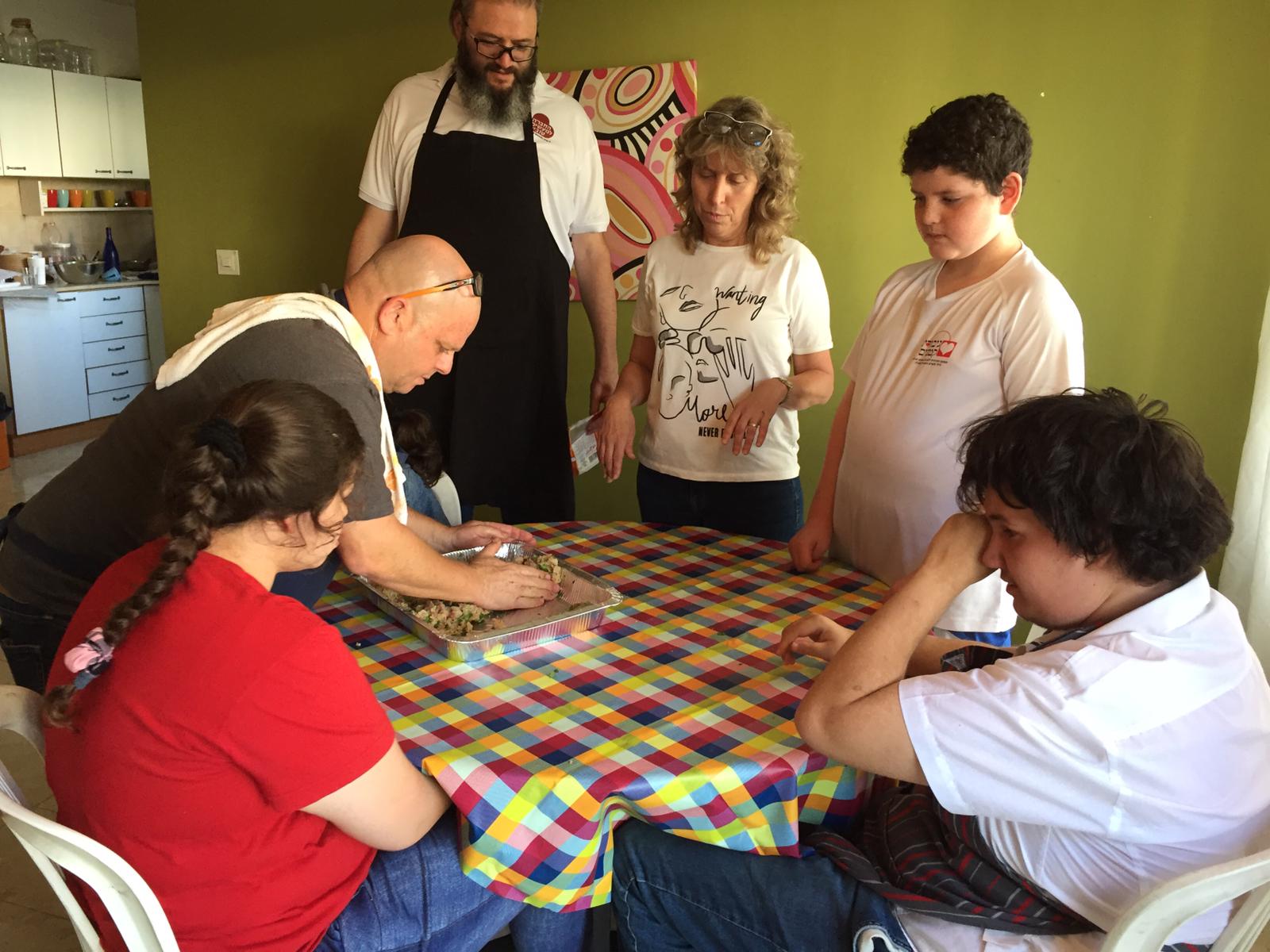 ילדי פרוייקט כפתור והשף איל לביא