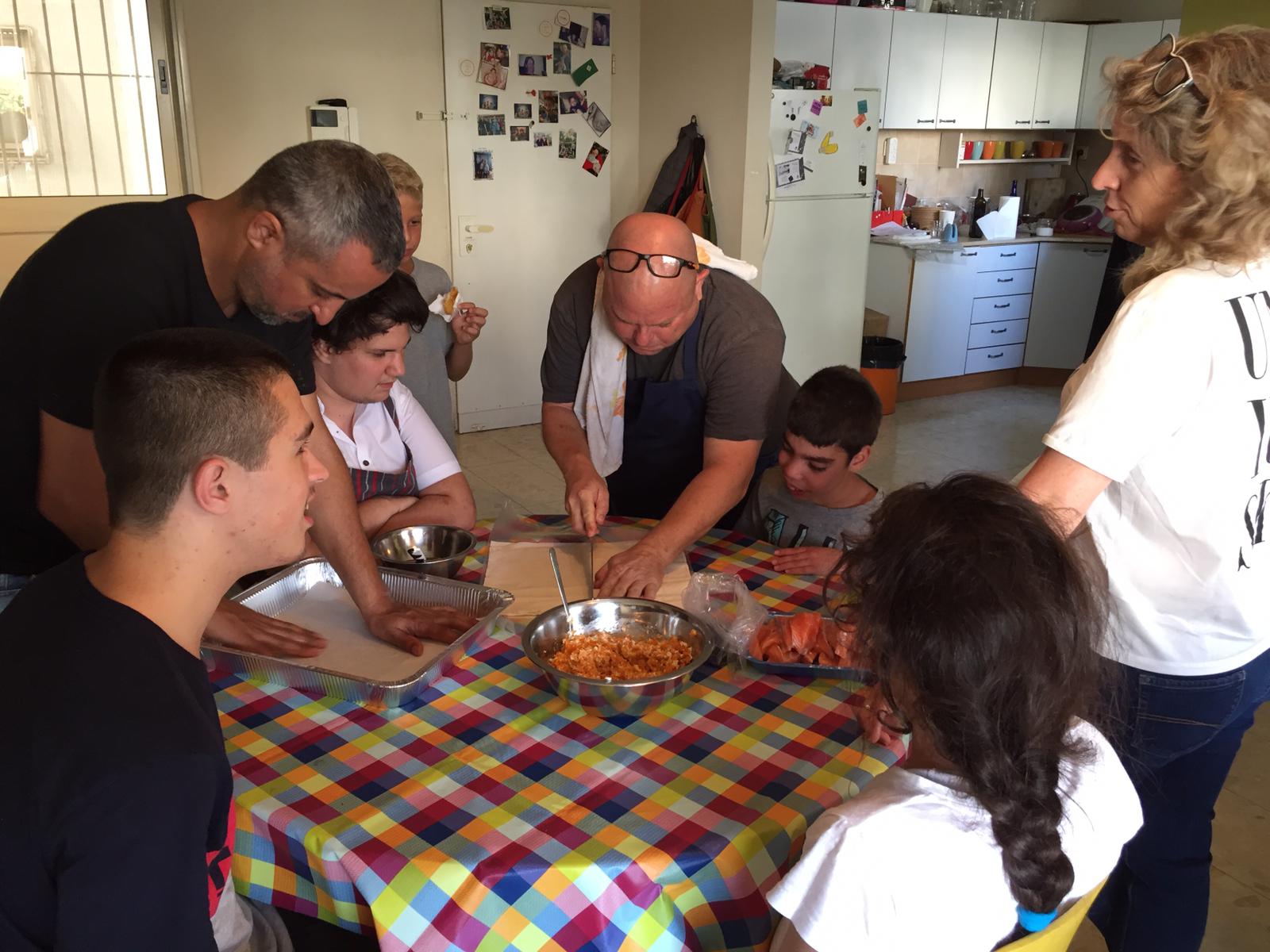 ילדי פרוייקט כפתור והשף איל לביא