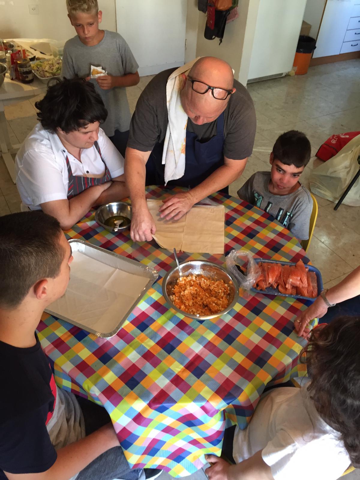 ילדי פרוייקט כפתור והשף איל לביא