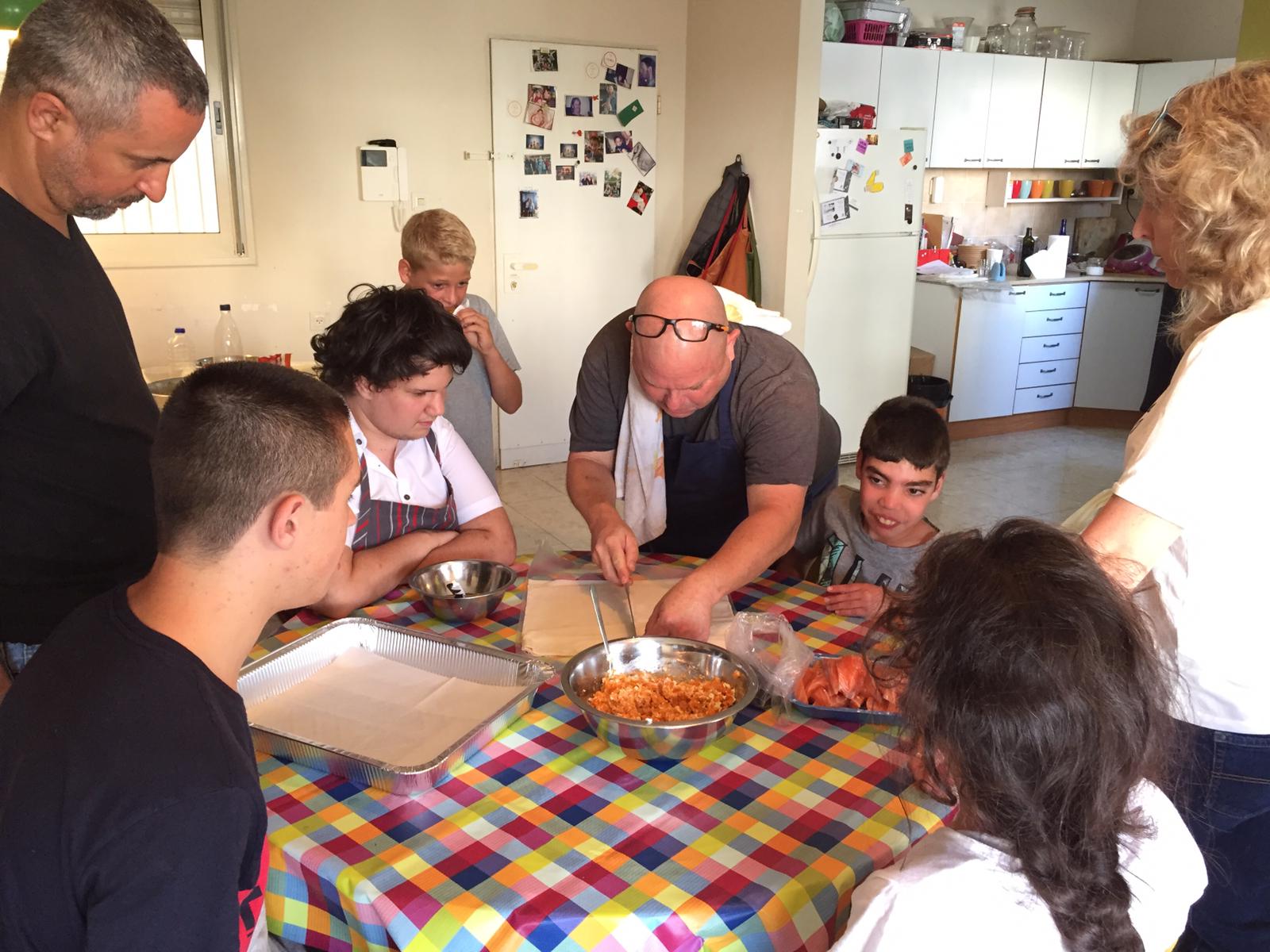 ילדי פרוייקט כפתור והשף איל לביא