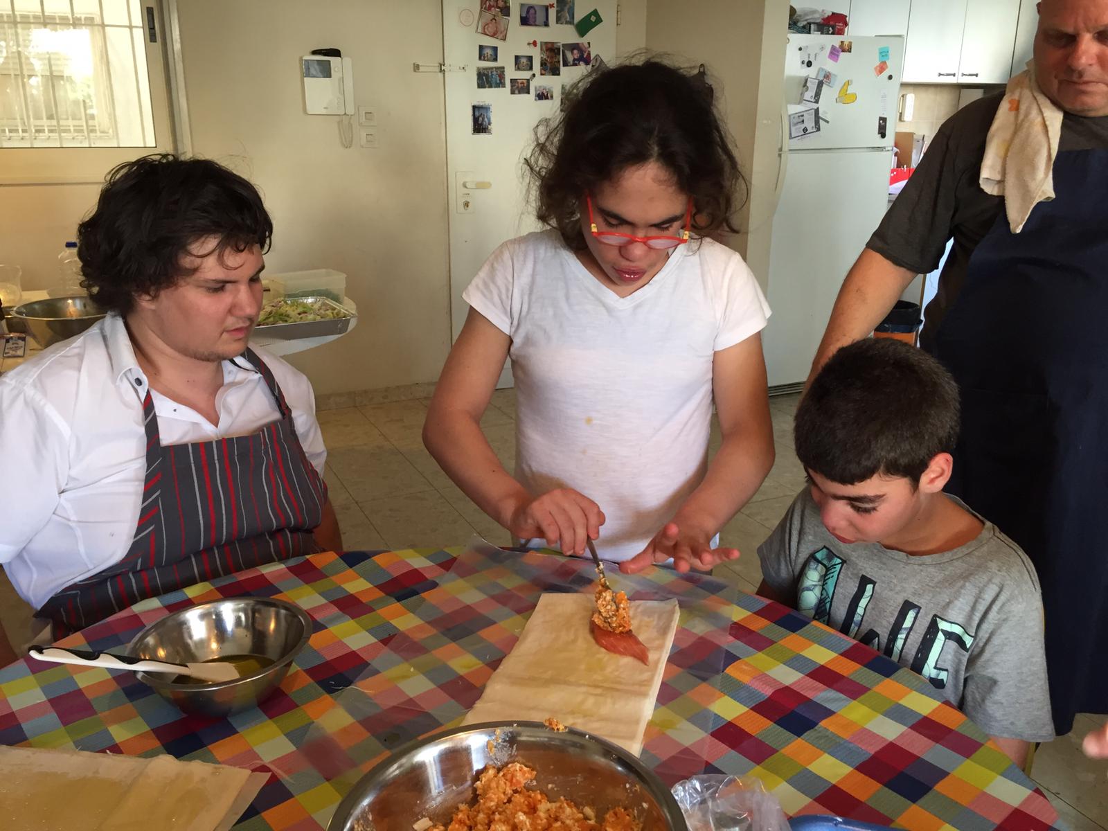 ילדי פרוייקט כפתור והשף איל לביא
