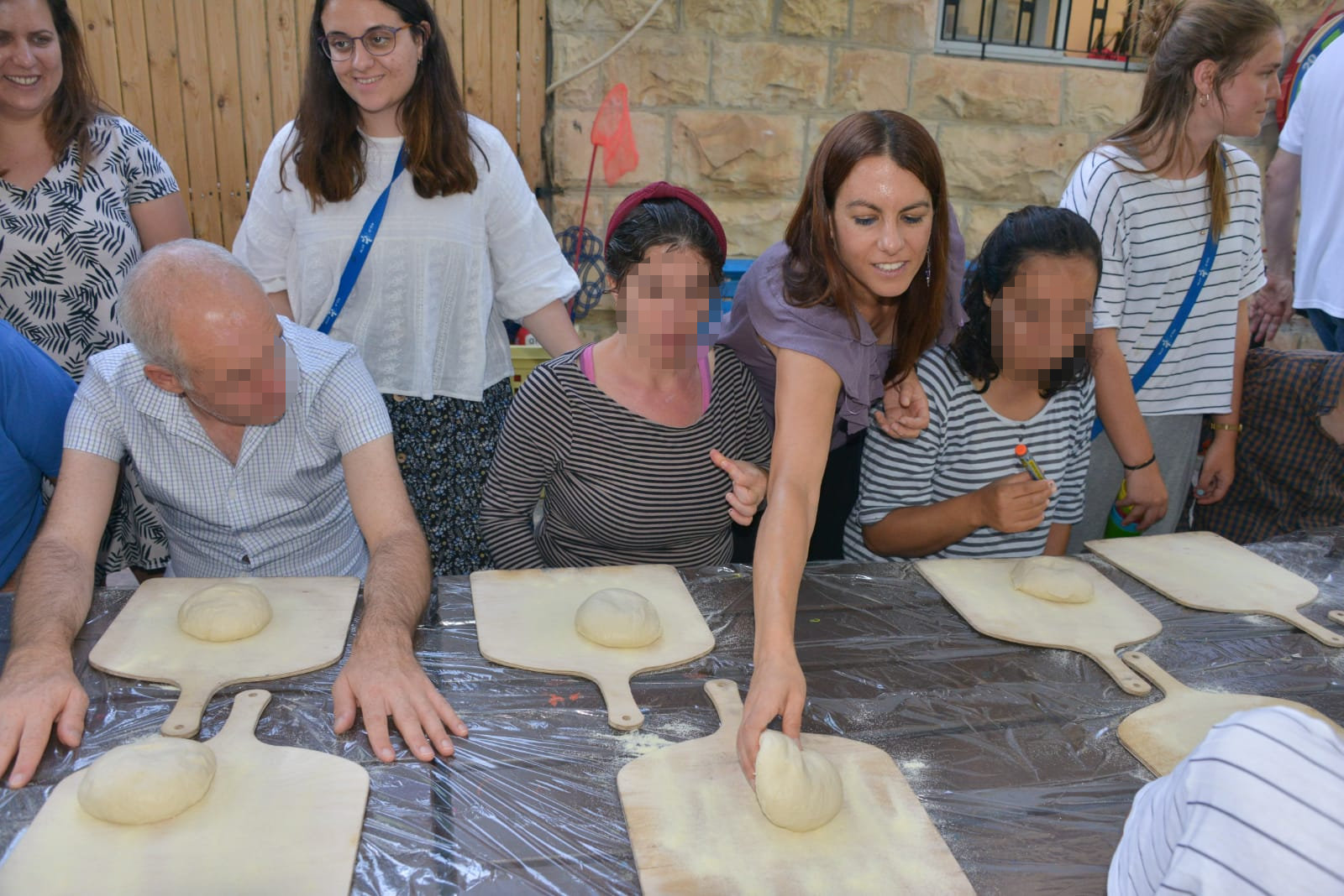 סדנת פיצה עם בוגרים אוטיסטים בבית אביב