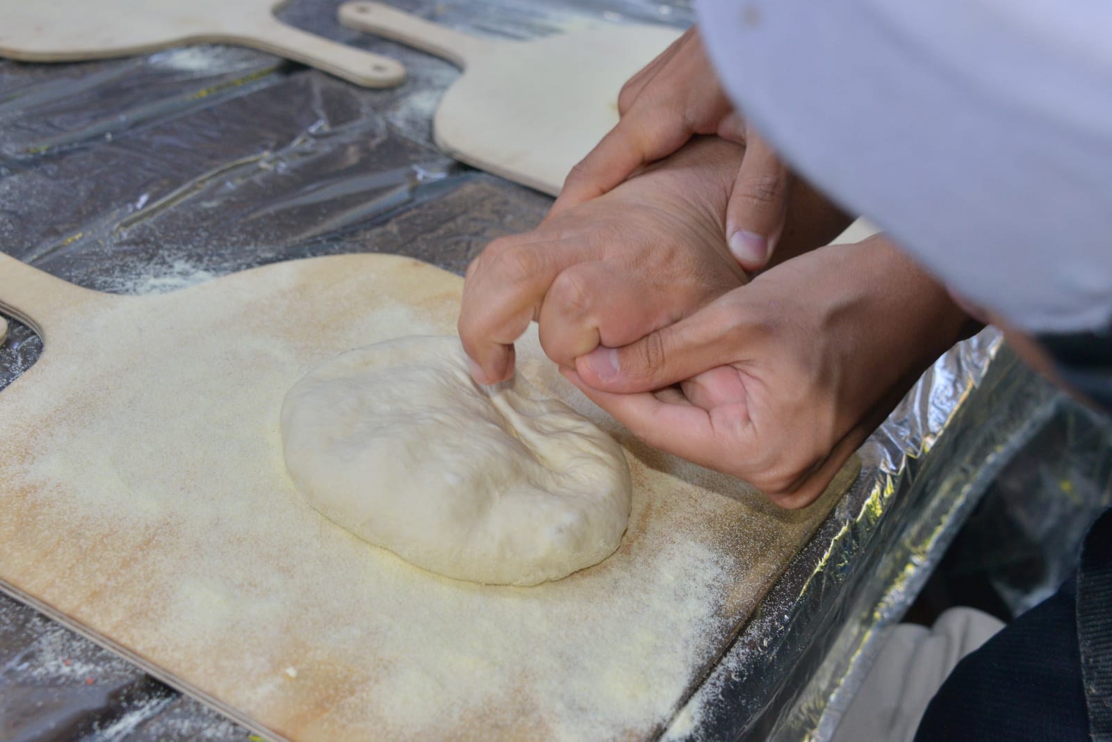 סדנת פיצה עם בוגרים אוטיסטים בבית אביב