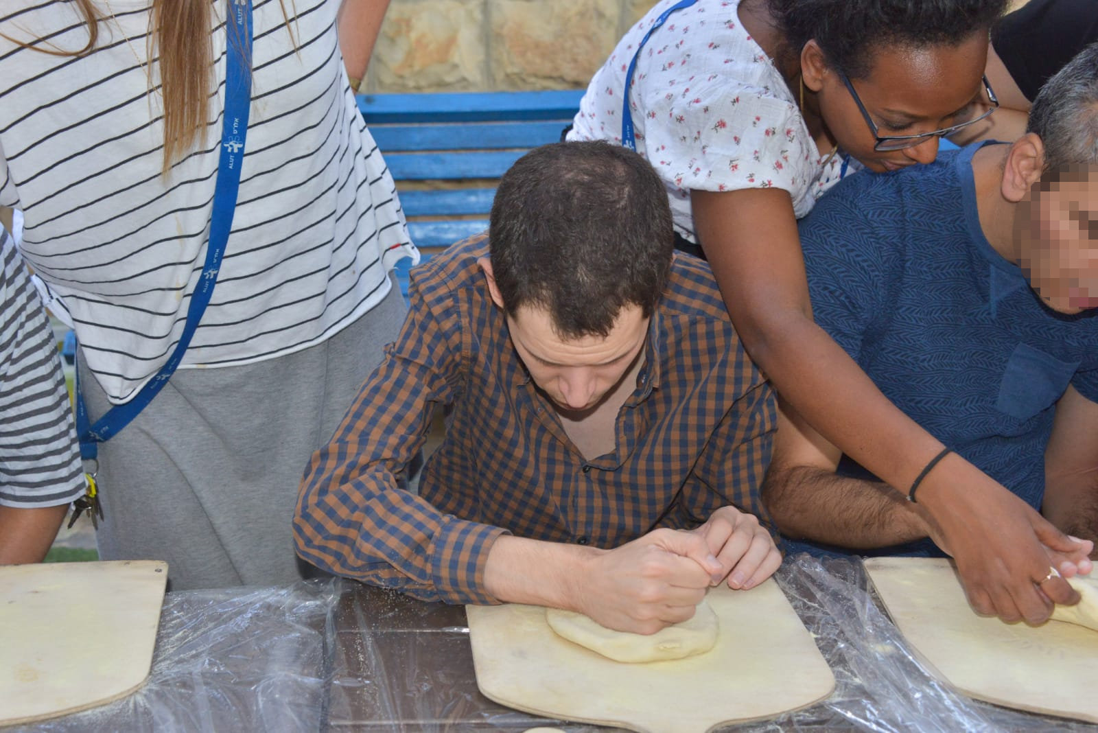 סדנת פיצה עם בוגרים אוטיסטים בבית אביב