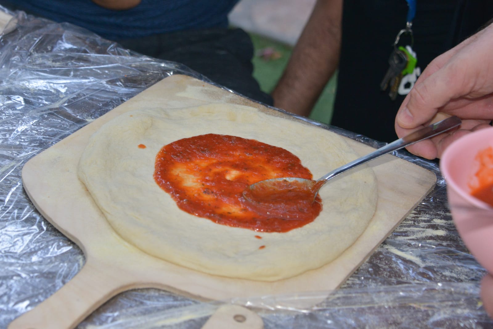 סדנת פיצה עם בוגרים אוטיסטים בבית אביב