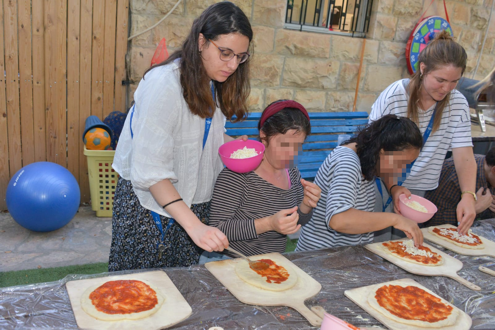 סדנת פיצה עם בוגרים אוטיסטים בבית אביב
