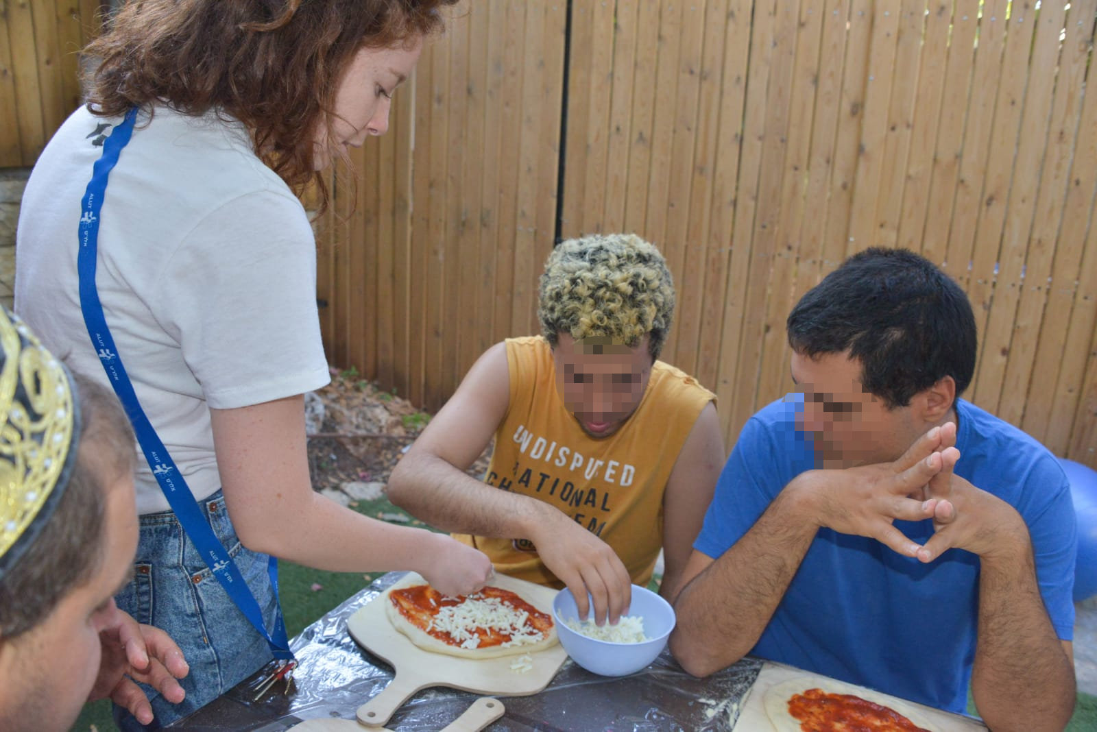 סדנת פיצה עם בוגרים אוטיסטים בבית אביב