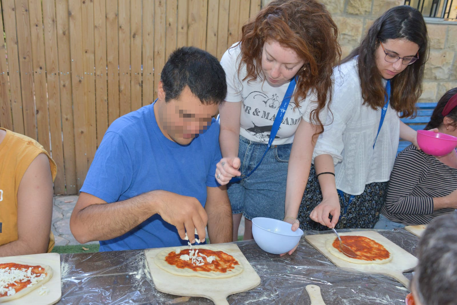 סדנת פיצה עם בוגרים אוטיסטים בבית אביב