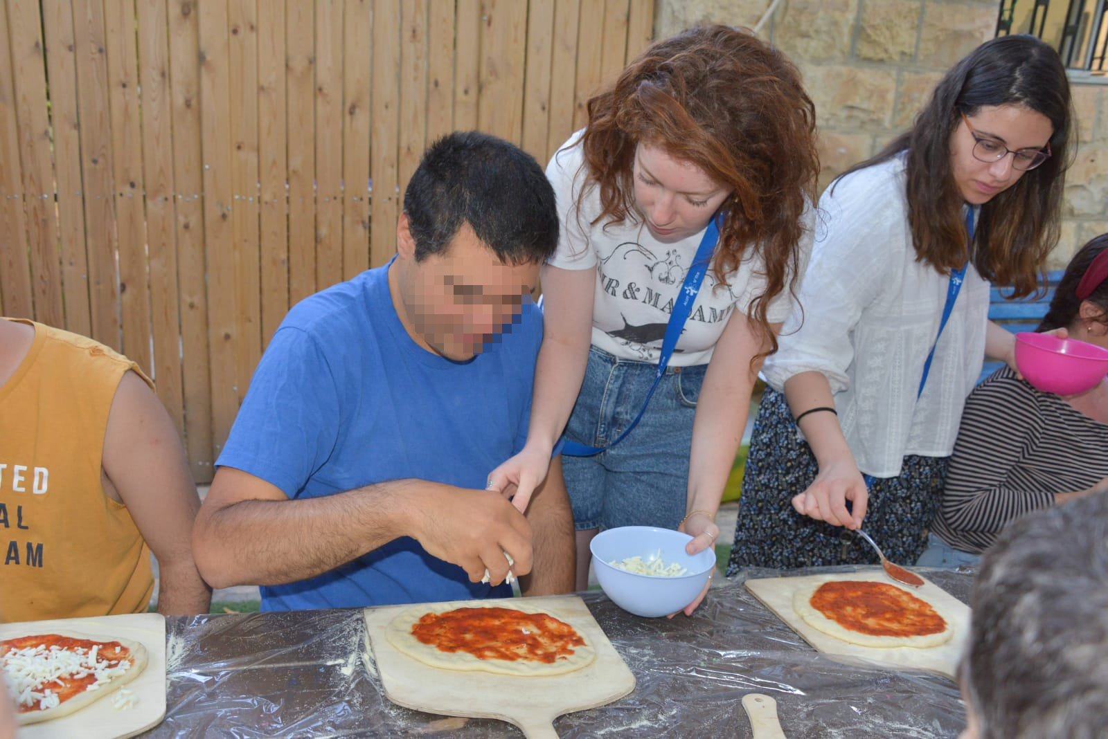 סדנת פיצה עם בוגרים אוטיסטים בבית אביב
