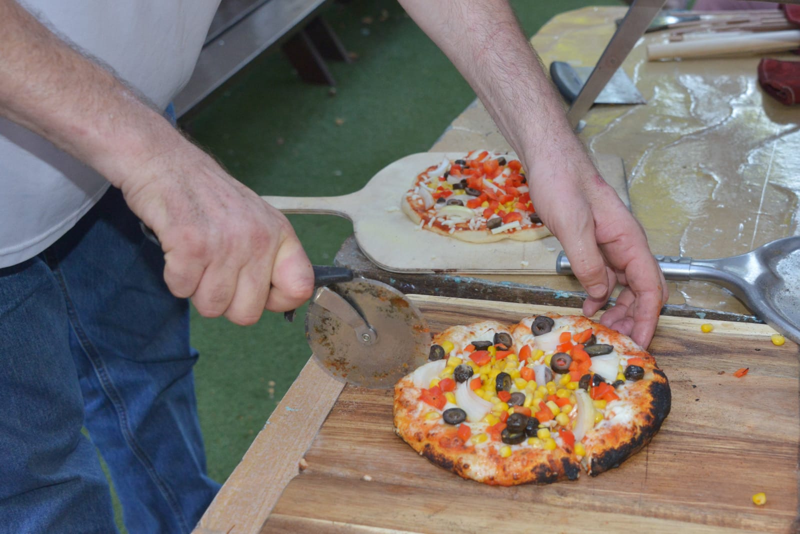 סדנת פיצה עם בוגרים אוטיסטים בבית אביב