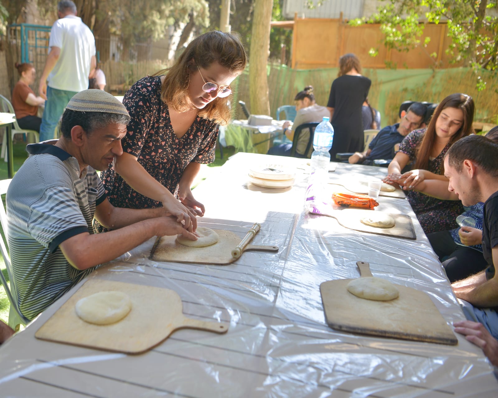 סדנת פיצה למתמודדים עם שילוב מוגבלויות: עיוורון, מוגבלות שכלית ופיזית ולקויות תקשורת.