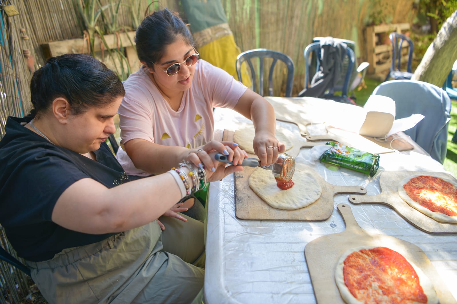 סדנת פיצה למתמודדים עם שילוב מוגבלויות: עיוורון, מוגבלות שכלית ופיזית ולקויות תקשורת.