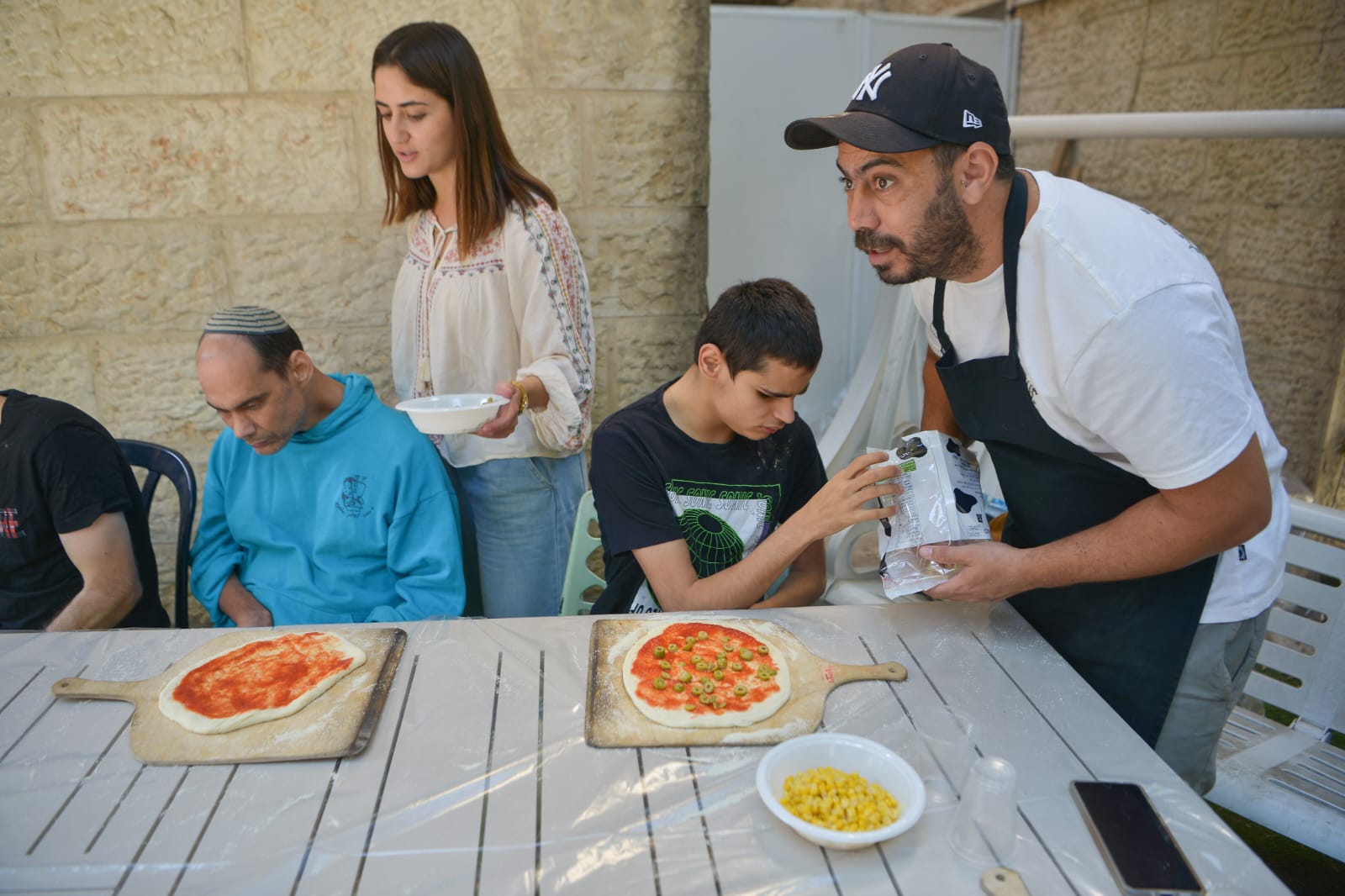 סדנת פיצה למתמודדים עם שילוב מוגבלויות: עיוורון, מוגבלות שכלית ופיזית ולקויות תקשורת.