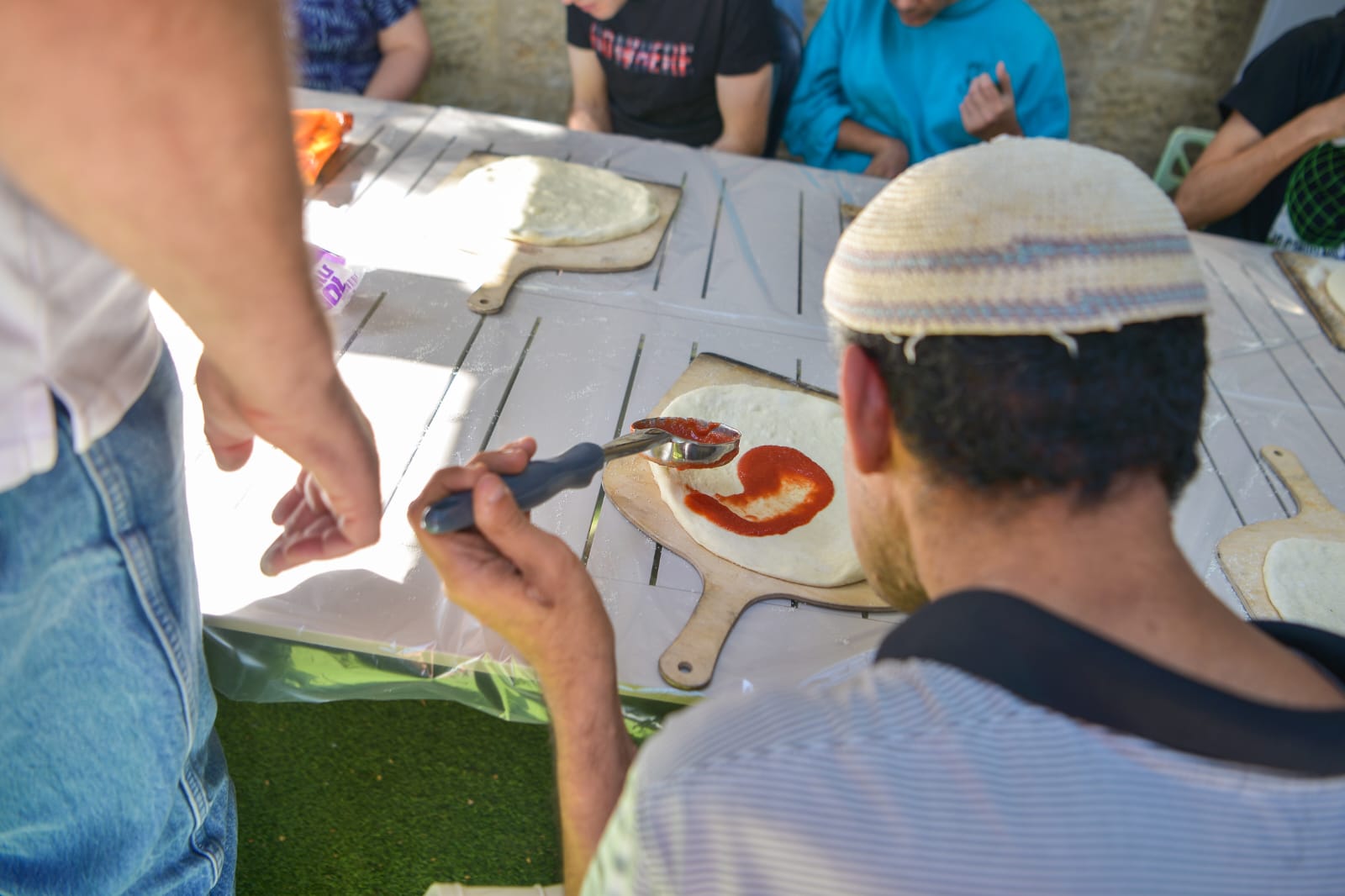 סדנת פיצה למתמודדים עם שילוב מוגבלויות: עיוורון, מוגבלות שכלית ופיזית ולקויות תקשורת.