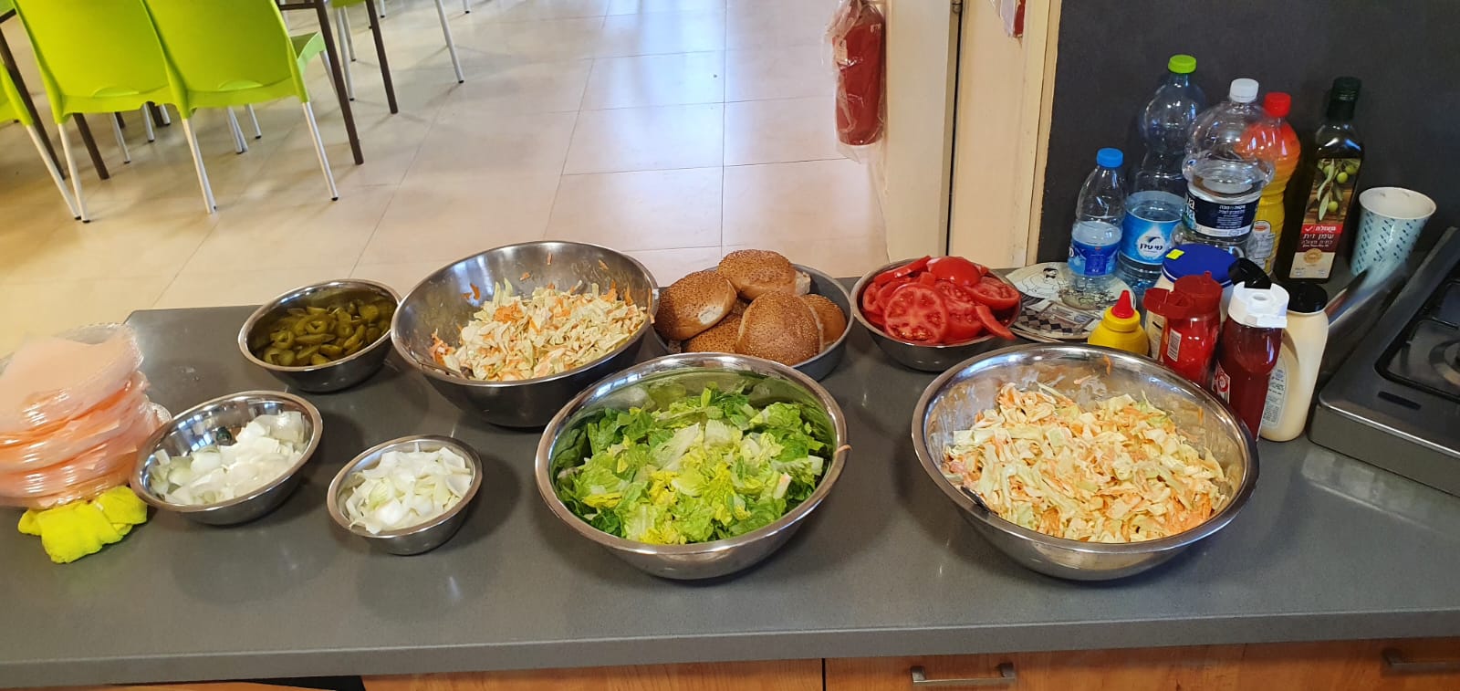 ארוחת המבורגרים עם ילדי ביה"ס יגאל אלון