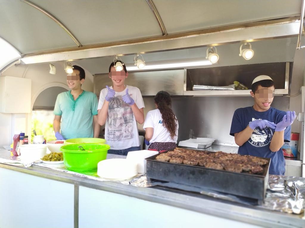 סדנת המבורגר חגיגית בבית כלנית של מערך הדיור אור